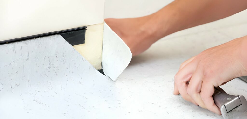 Découper le PVC en fonction des angles et des bords de la pièce lors de la pose
