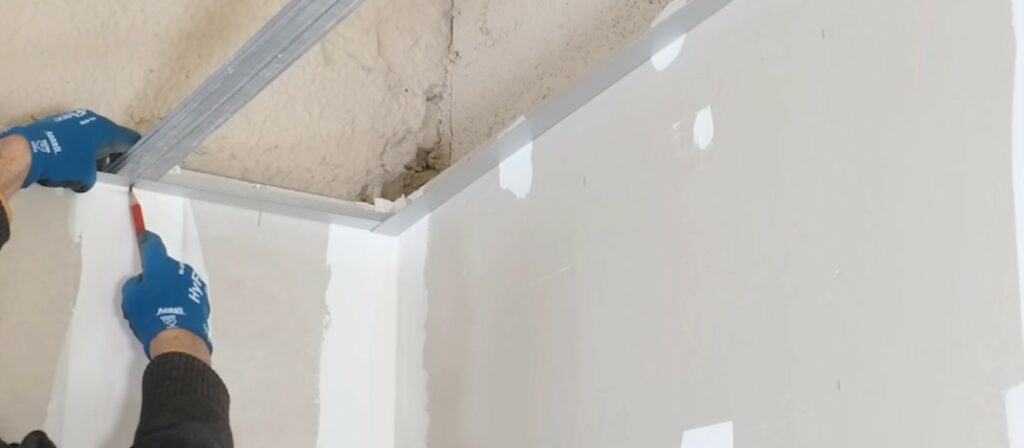 Fixer les profilés muraux pour la suspension au plafond