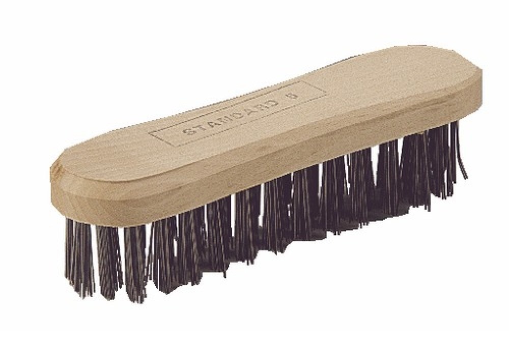 Utiliser une brosse métallique pour les surfaces non fragiles