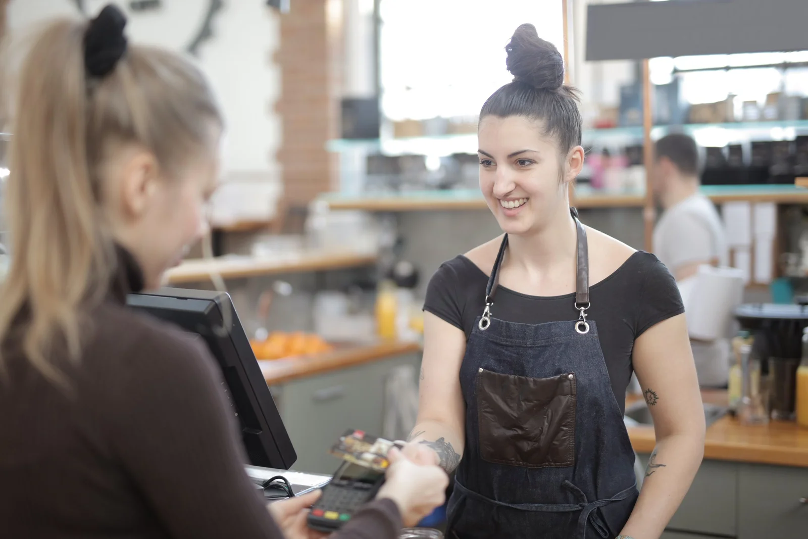 Paiement par carte sur un terminal en caisse de magasin