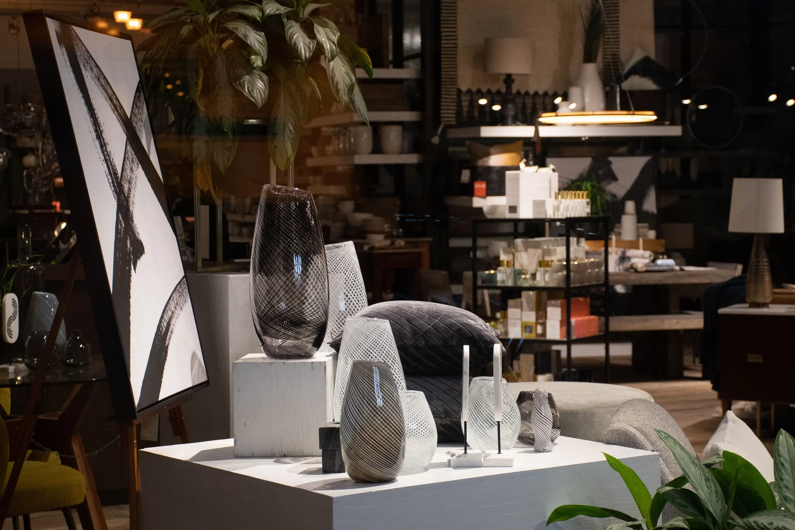 Vases et objets de décoration exposés dans le rayon d'un magasin